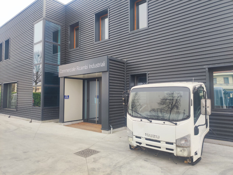 Isuzu NLR NL 77 85 "N - L" - Кабина и ентериер за Камион: слика 2 Isuzu NLR NL 77 85 "N - L" - Кабина и ентериер за Камион: слика 2