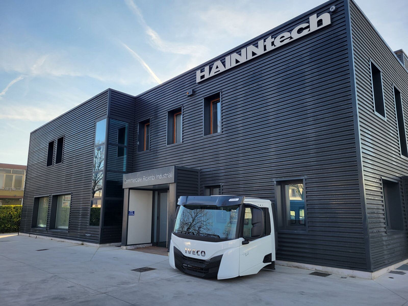 Iveco STRALIS TRAKKER S - Way / X - Way / T - Way EURO 6 - Кабина и ентериер за Камион: слика 1 Iveco STRALIS TRAKKER S - Way / X - Way / T - Way EURO 6 - Кабина и ентериер за Камион: слика 1