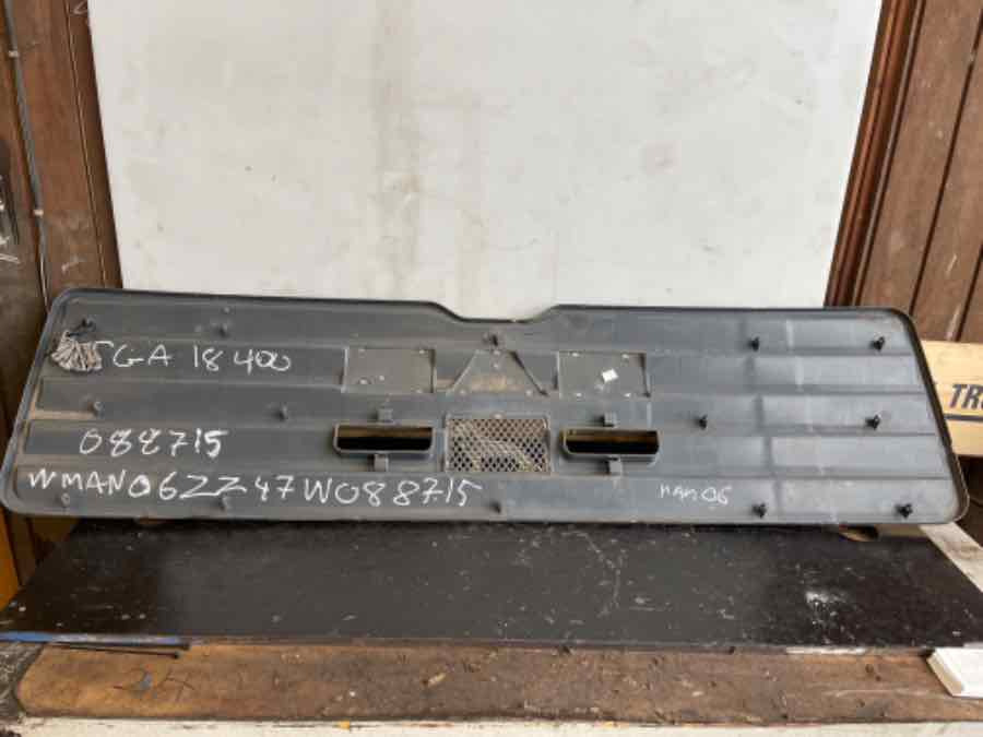 MAN F2000 FRONT GRILL 81.61150-0110 - Каросерија и екстериер за Камион: слика 1 MAN F2000 FRONT GRILL 81.61150-0110 - Каросерија и екстериер за Камион: слика 1