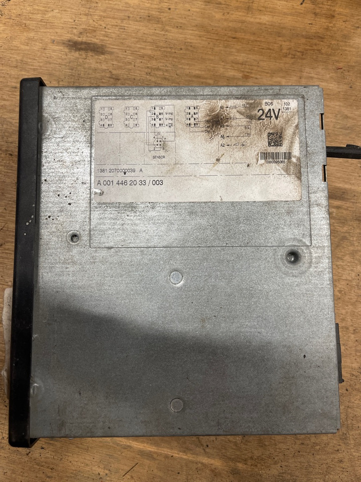 MERCEDES Tachograph A0014462033 /003 1381.2070000039A - Кабина и ентериер за Камион: слика 1 MERCEDES Tachograph A0014462033 /003 1381.2070000039A - Кабина и ентериер за Камион: слика 1