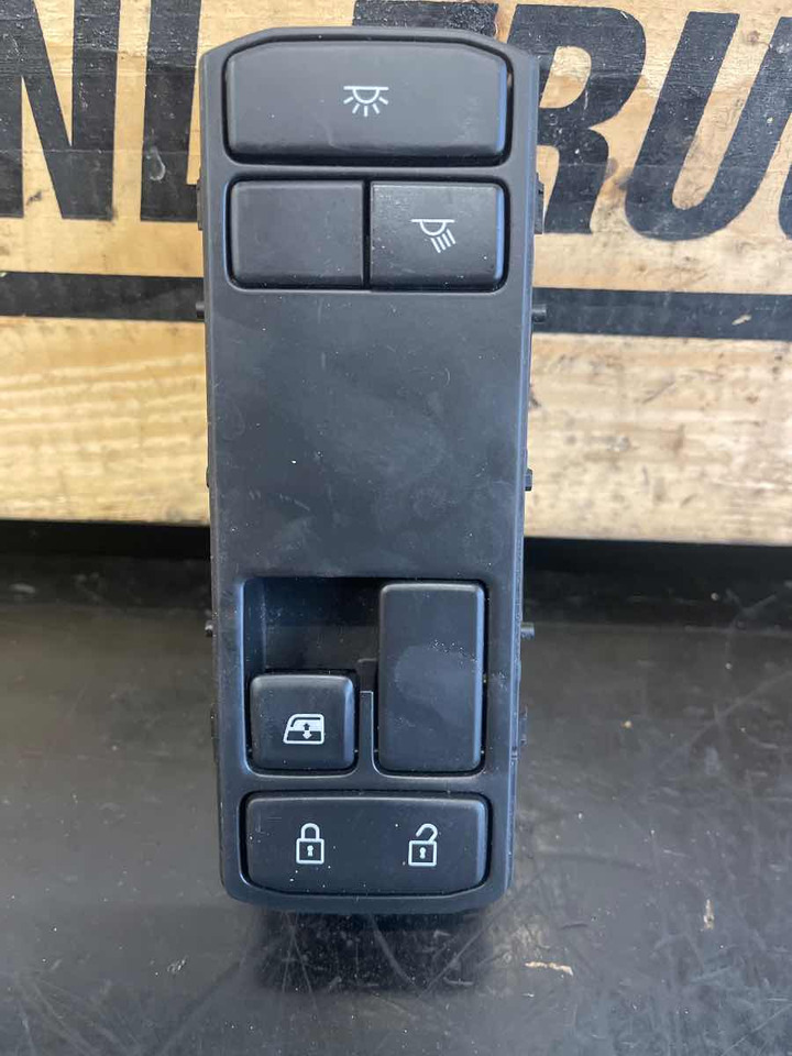 SCANIA ECU DOOR 2569030 - Електричен систем за Камион: слика 1 SCANIA ECU DOOR 2569030 - Електричен систем за Камион: слика 1