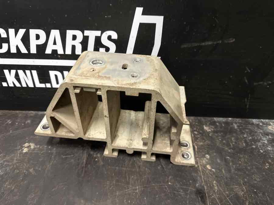 VOLVO BUMPER BRACKET 82699594 - Рамка/ Шасија за Камион: слика 2 VOLVO BUMPER BRACKET 82699594 - Рамка/ Шасија за Камион: слика 2