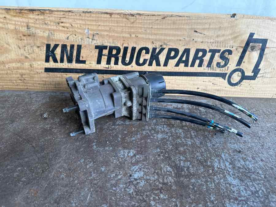 VOLVO FOOT BRAKE VALVE 21390592 - Кочионен вентил за Камион: слика 2 VOLVO FOOT BRAKE VALVE 21390592 - Кочионен вентил за Камион: слика 2