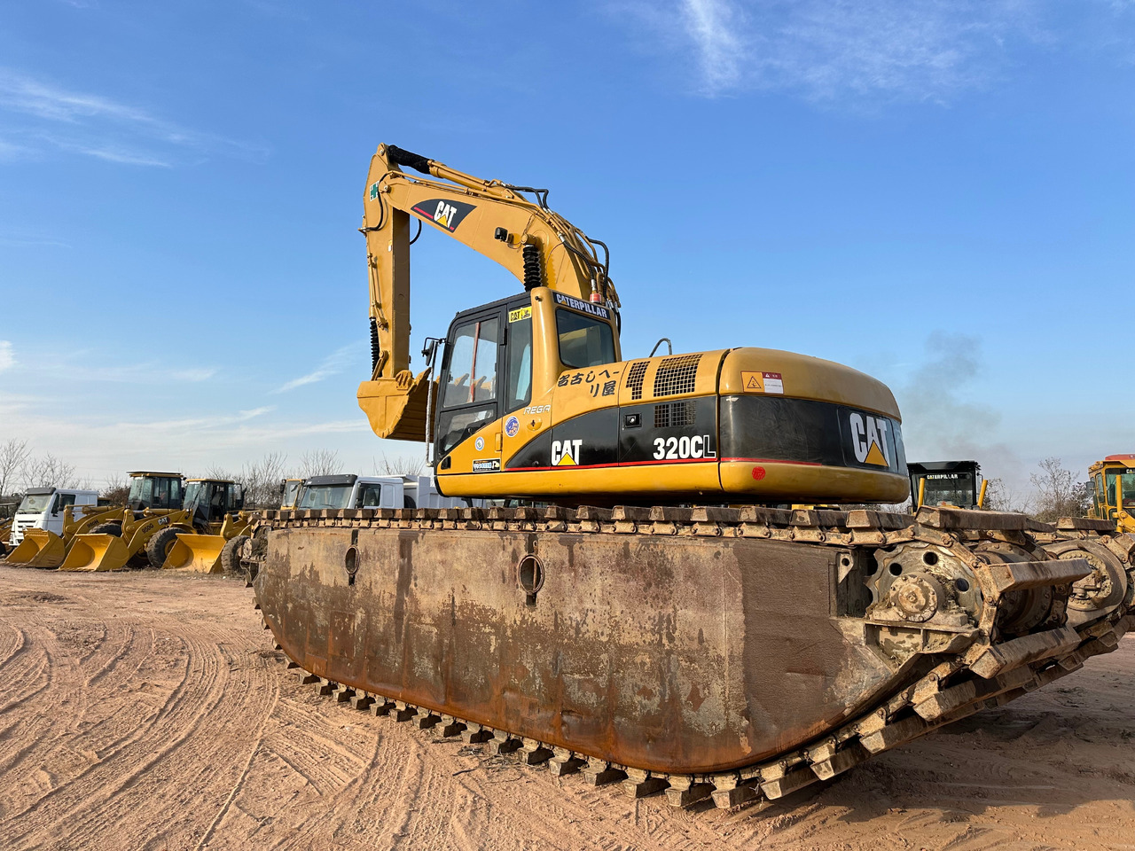 CAT 320CL - Амфибиски багер: слика 1 CAT 320CL - Амфибиски багер: слика 1