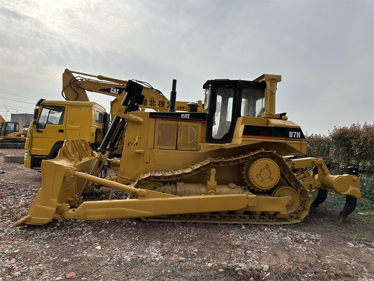 CATERPILLAR D7H - Булдожер: слика 1 CATERPILLAR D7H - Булдожер: слика 1