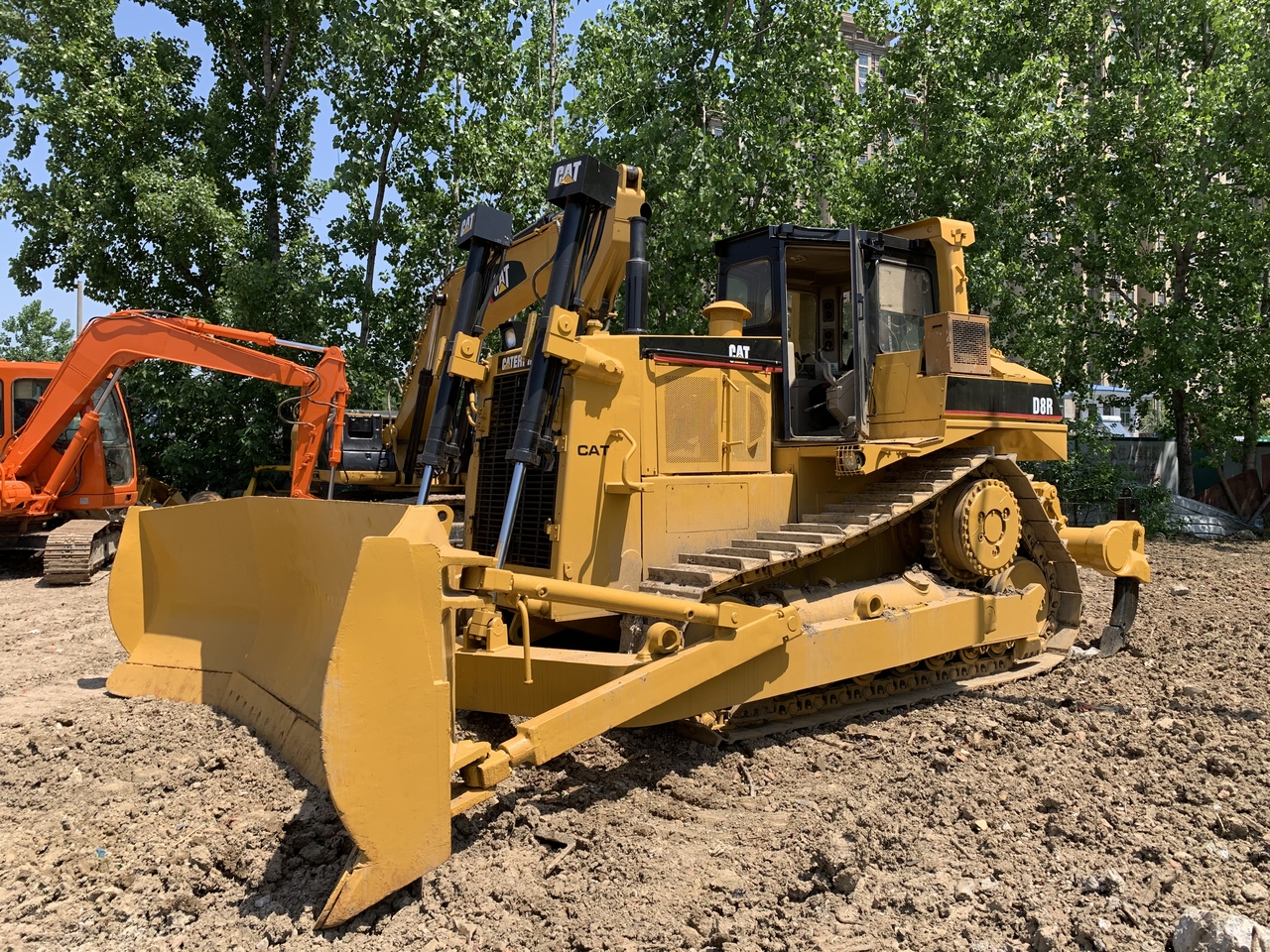 CATERPILLAR D8R - Булдожер: слика 1 CATERPILLAR D8R - Булдожер: слика 1