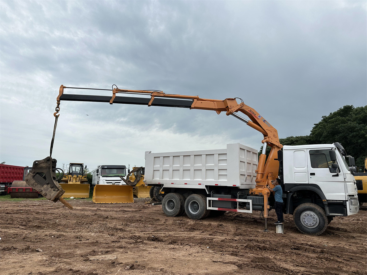 HOWO 371 Mounted Crane Dump truck - Камион со кран: слика 3 HOWO 371 Mounted Crane Dump truck - Камион со кран: слика 3