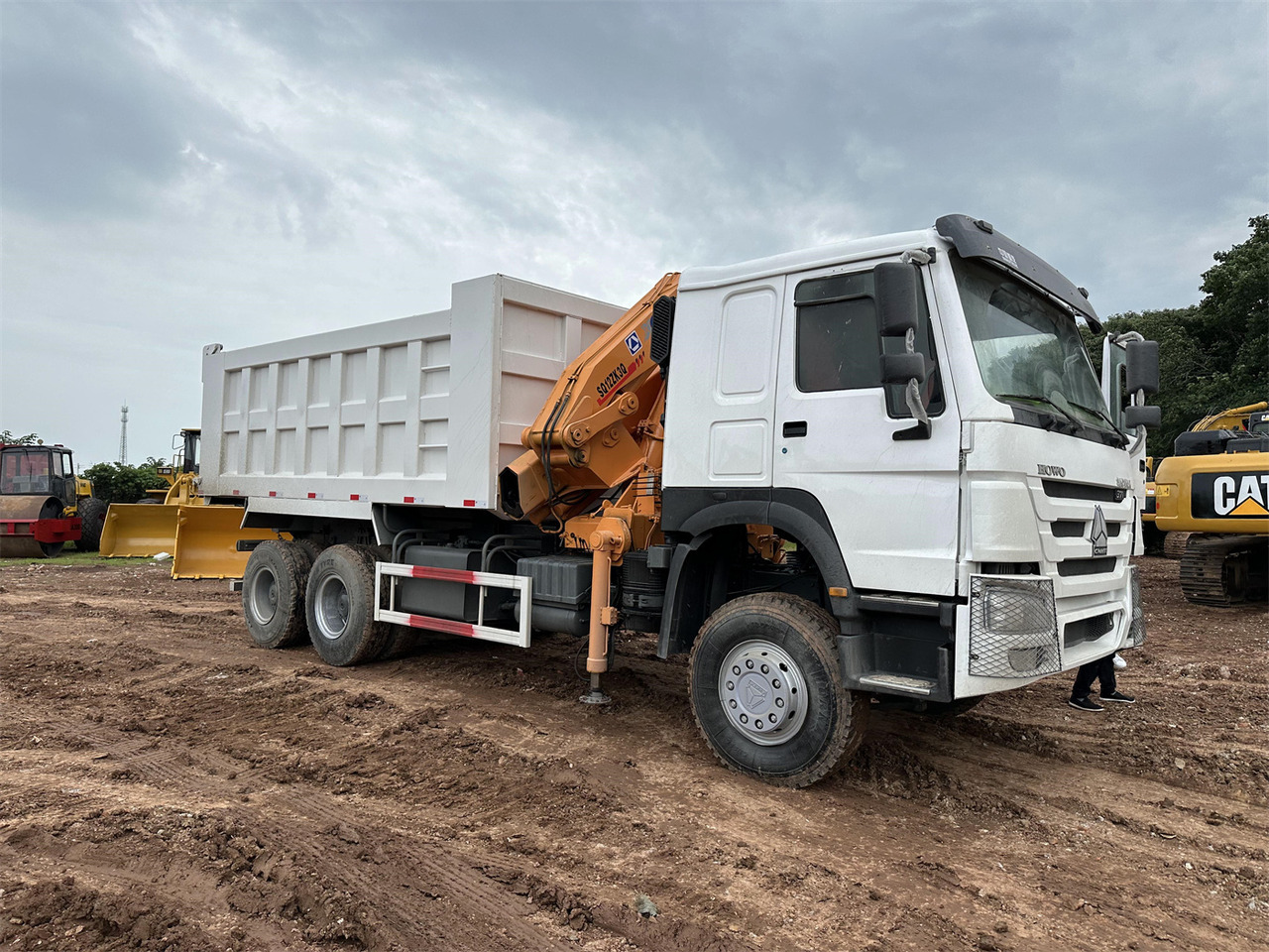 HOWO 371 Mounted Crane Dump truck - Камион со кран: слика 4 HOWO 371 Mounted Crane Dump truck - Камион со кран: слика 4