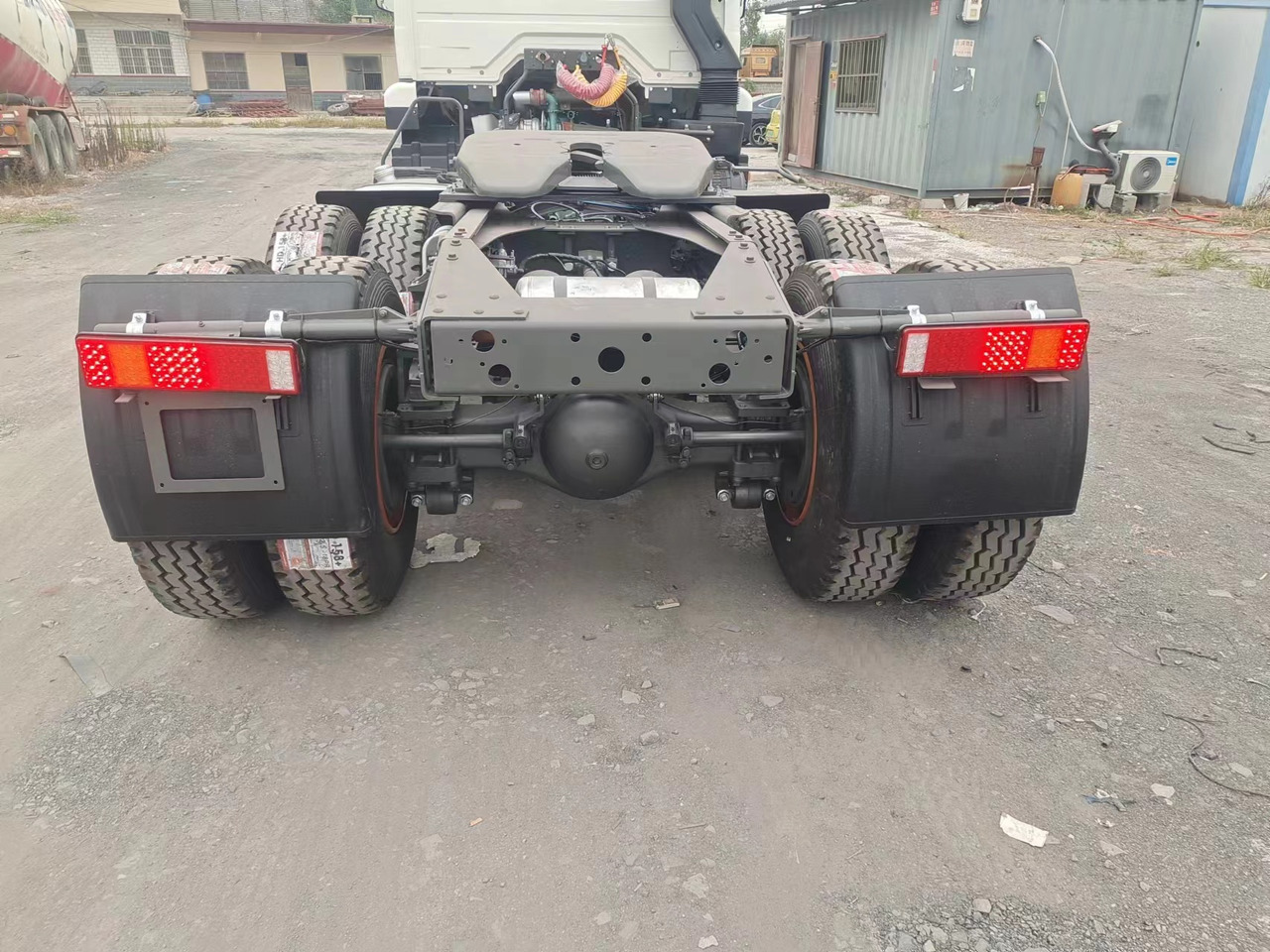 SINOTRUK HOWO 371hp 6X4 Tractor unit - Камион влекач: слика 5 SINOTRUK HOWO 371hp 6X4 Tractor unit - Камион влекач: слика 5