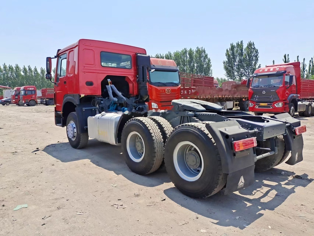 SINOTRUK Howo tractor unit 420hp 6x4 - Камион влекач: слика 3 SINOTRUK Howo tractor unit 420hp 6x4 - Камион влекач: слика 3
