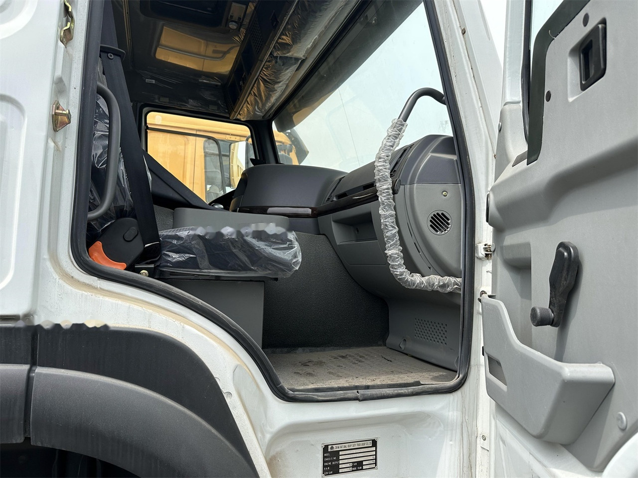 Камион за добиток за транспорт на животни SINOTRUK HOWO 371 Cargo truck: слика 9