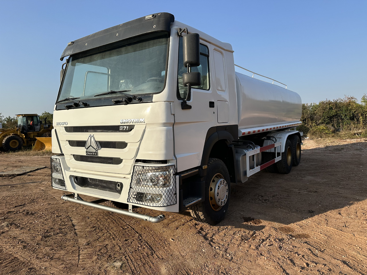 SINOTRUK HOWO 371 Water Tanker Truck - Камион цистерна: слика 4 SINOTRUK HOWO 371 Water Tanker Truck - Камион цистерна: слика 4