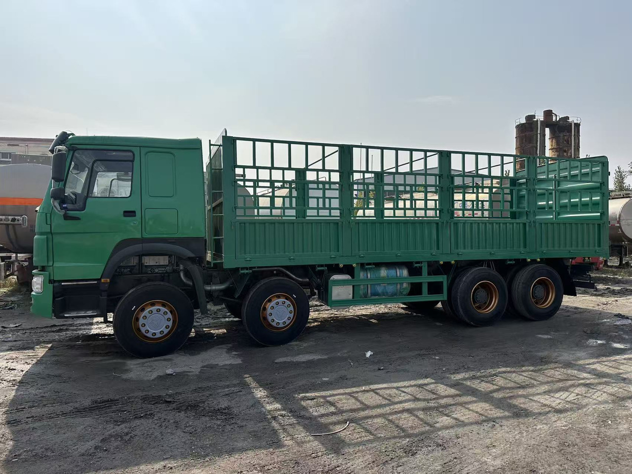 SINOTRUK HOWO 420hp 8x4 fence truck - Камион со платформа: слика 3 SINOTRUK HOWO 420hp 8x4 fence truck - Камион со платформа: слика 3