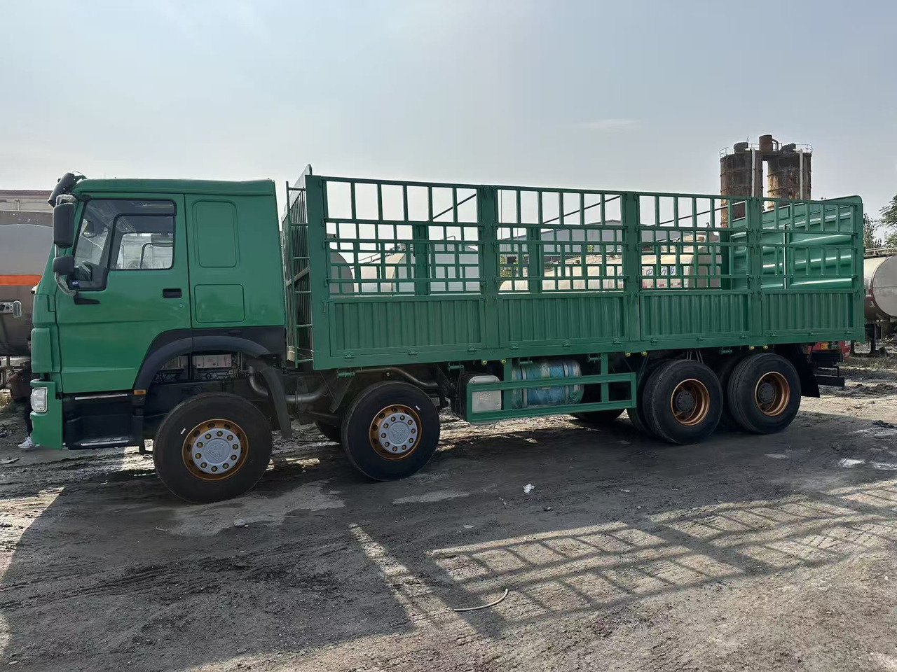 SINOTRUK HOWO 420hp 8x4 fence truck - Камион со платформа: слика 2 SINOTRUK HOWO 420hp 8x4 fence truck - Камион со платформа: слика 2