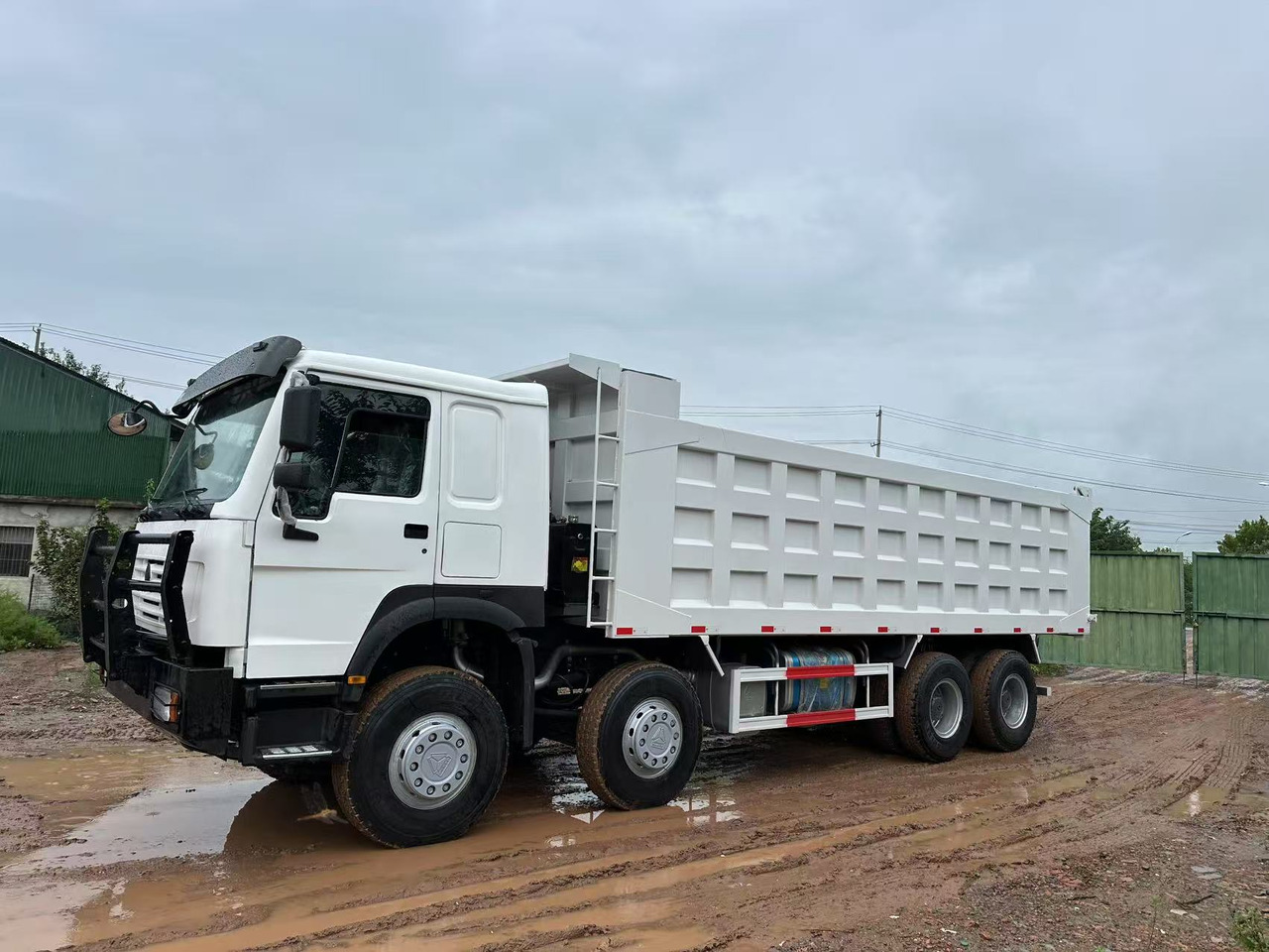 Sinotruk HOWO 371hp 8x4 tipper truck - Кипер: слика 4 Sinotruk HOWO 371hp 8x4 tipper truck - Кипер: слика 4