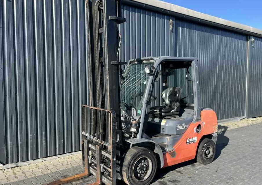 Toyota 8FDF30 - Дизел вилушкар: слика 1 Toyota 8FDF30 - Дизел вилушкар: слика 1