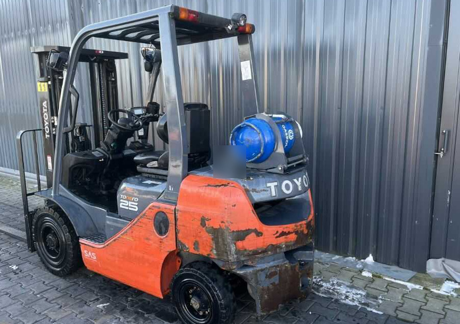 Toyota 8FGF25 - Плински вилушкар: слика 3 Toyota 8FGF25 - Плински вилушкар: слика 3