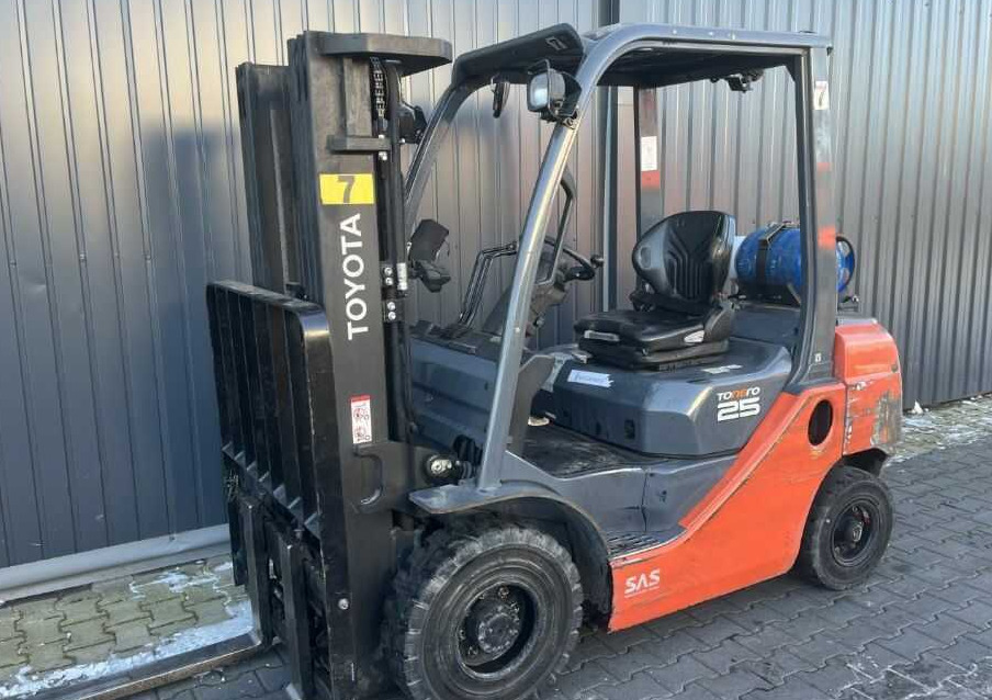 Toyota 8FGF25 - Плински вилушкар: слика 1 Toyota 8FGF25 - Плински вилушкар: слика 1