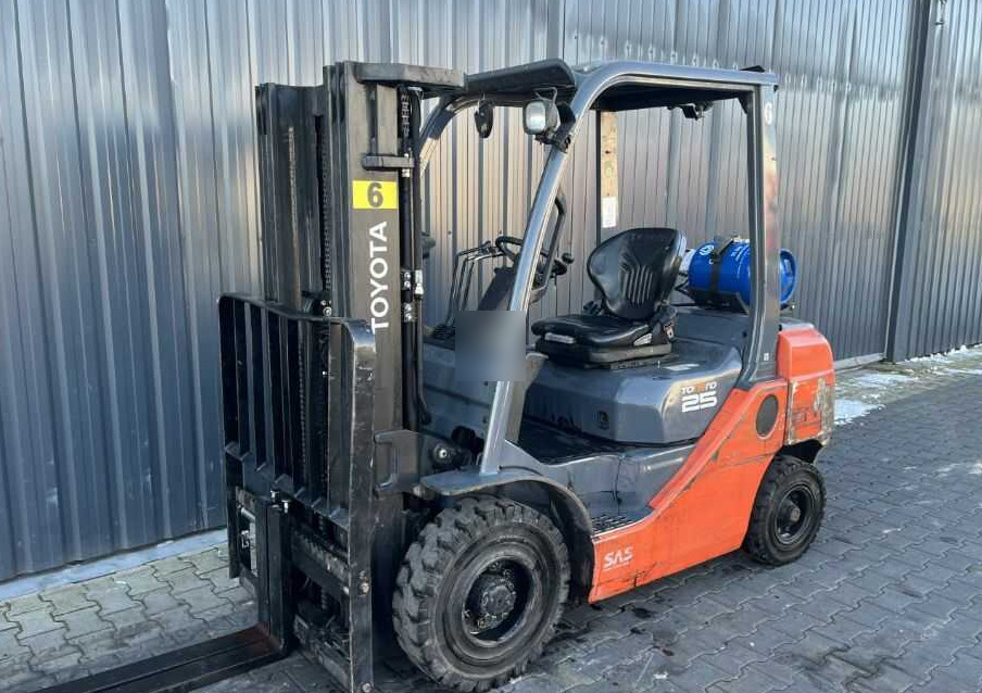 Toyota 8FGF25 - Плински вилушкар: слика 1 Toyota 8FGF25 - Плински вилушкар: слика 1