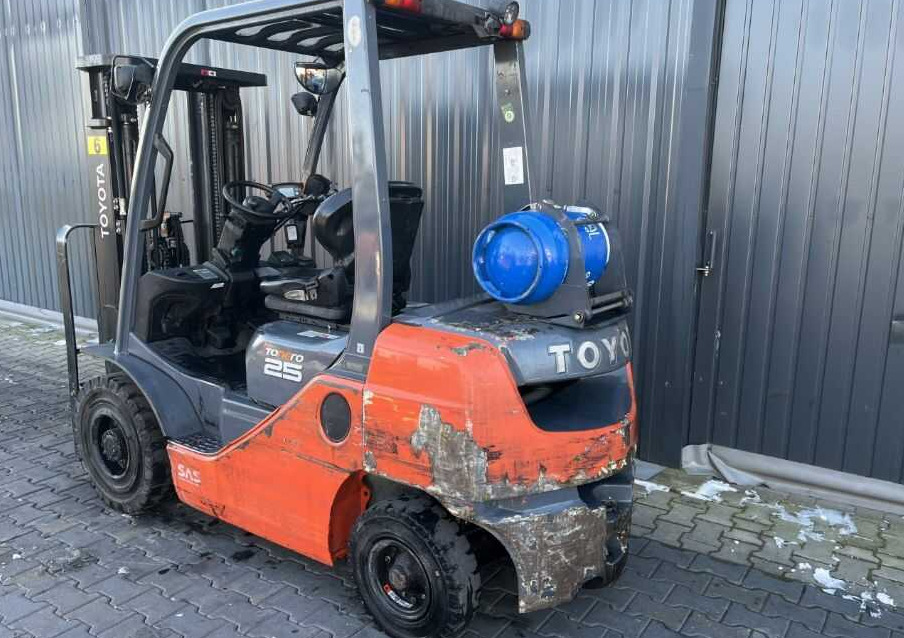 Toyota 8FGF25 - Плински вилушкар: слика 3 Toyota 8FGF25 - Плински вилушкар: слика 3