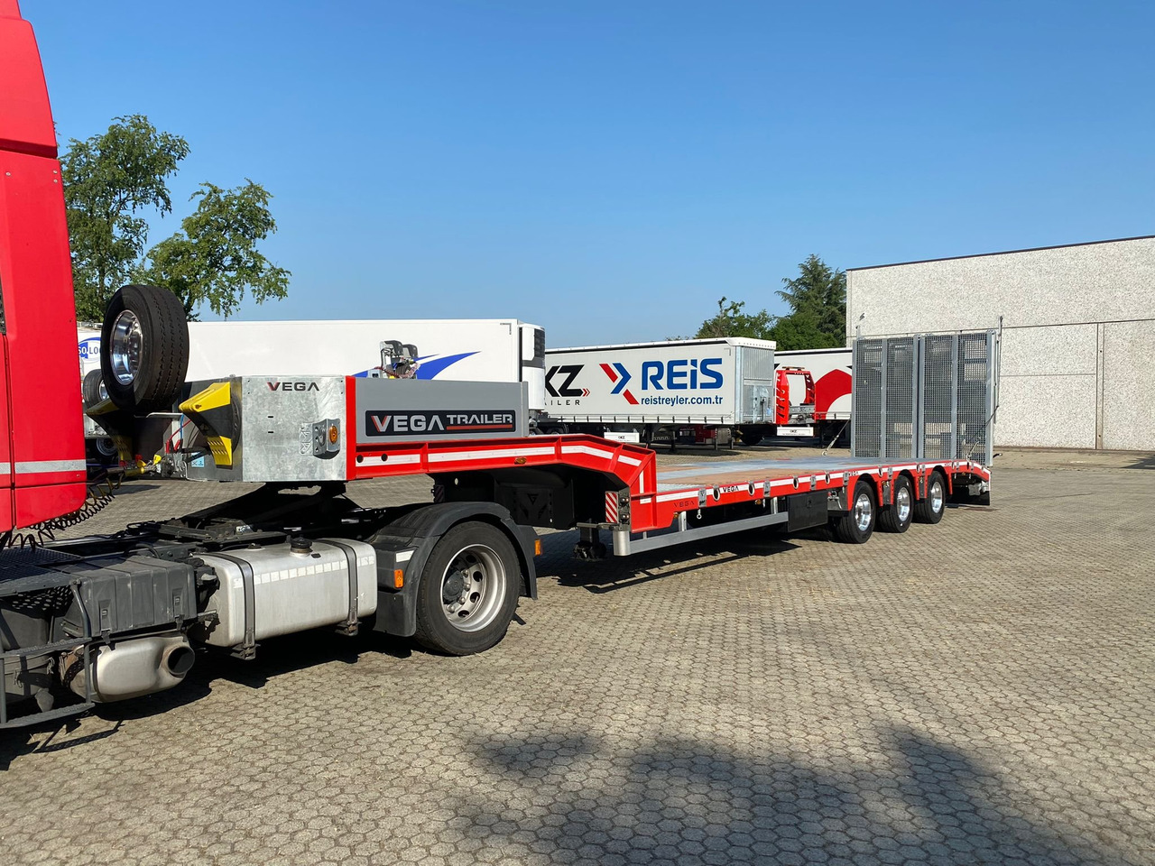 3 AXLE LOWBED (VEGA ITALIANO) - Полуприколка за низок утовар: слика 2 3 AXLE LOWBED (VEGA ITALIANO) - Полуприколка за низок утовар: слика 2