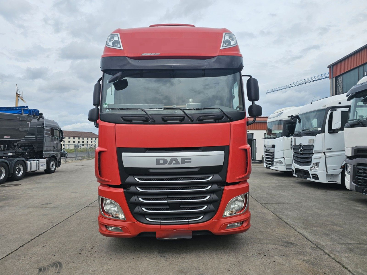 DAF XF 440 FAR * MUTLI * 2X TANK * RETARDER * STANDH - Транспортер на контејнер/ Камион со променливо тело: слика 2 DAF XF 440 FAR * MUTLI * 2X TANK * RETARDER * STANDH - Транспортер на контејнер/ Камион со променливо тело: слика 2