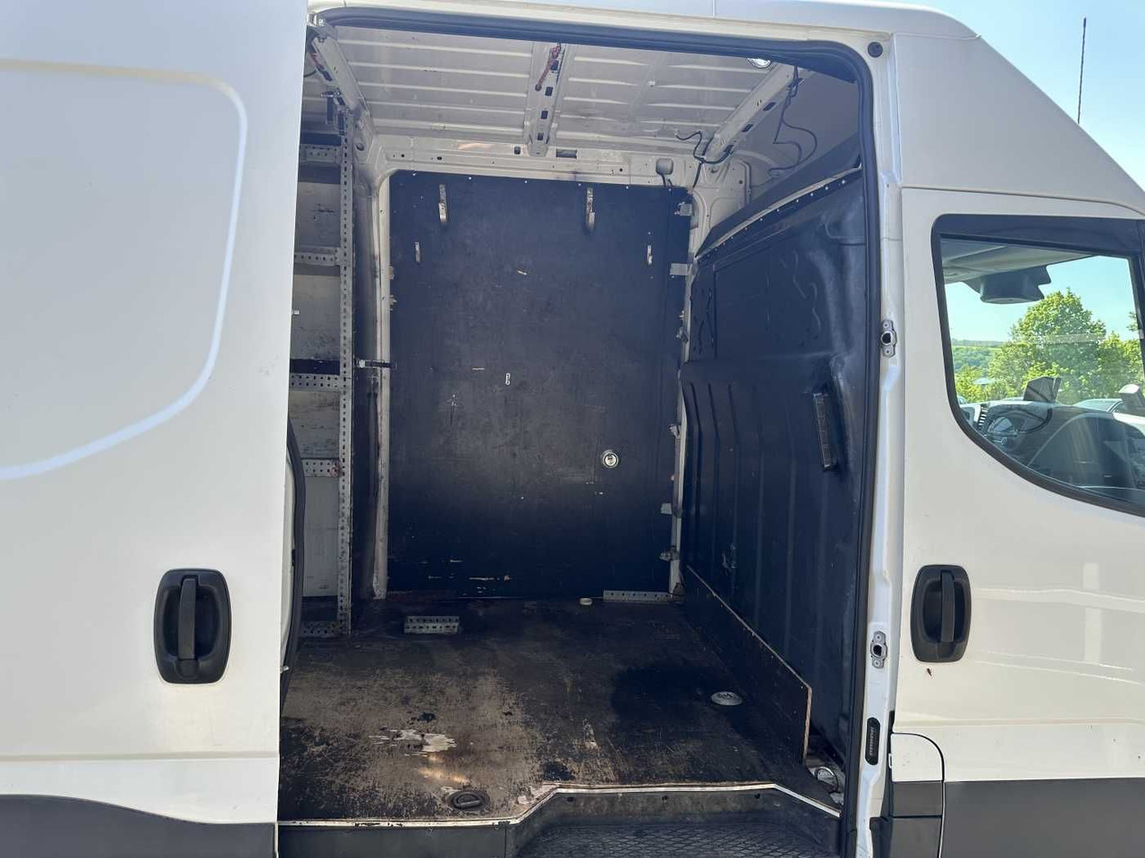 Iveco Daily 50C16 R4.100mm *AHK*Automatik*Ladekran* - Товарно комбе: слика 5 Iveco Daily 50C16 R4.100mm *AHK*Automatik*Ladekran* - Товарно комбе: слика 5