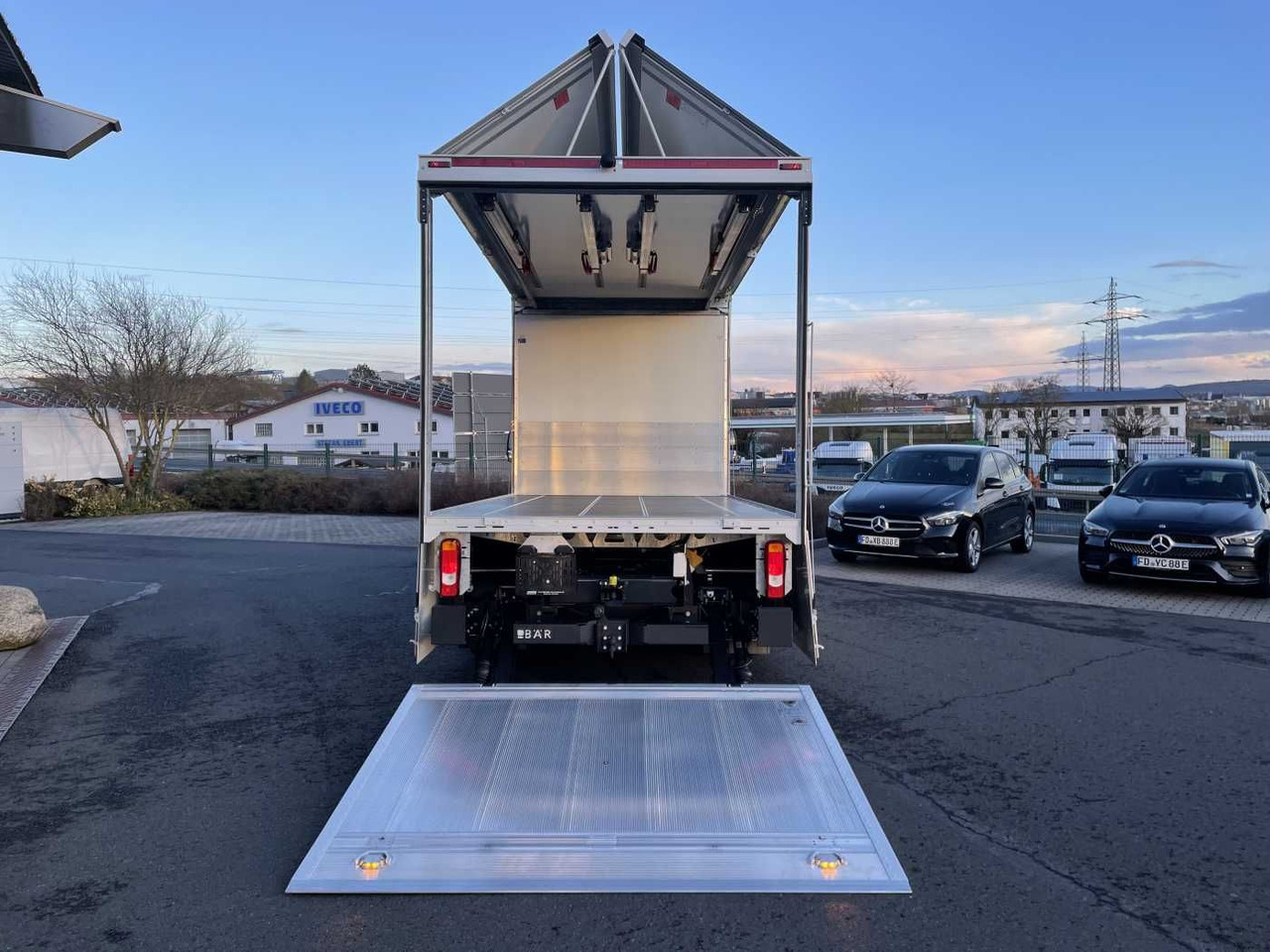 Нов Комбе фургон Iveco Daily 70C18 HA8 *LBW*Schwenkwandkoffer*: слика 7