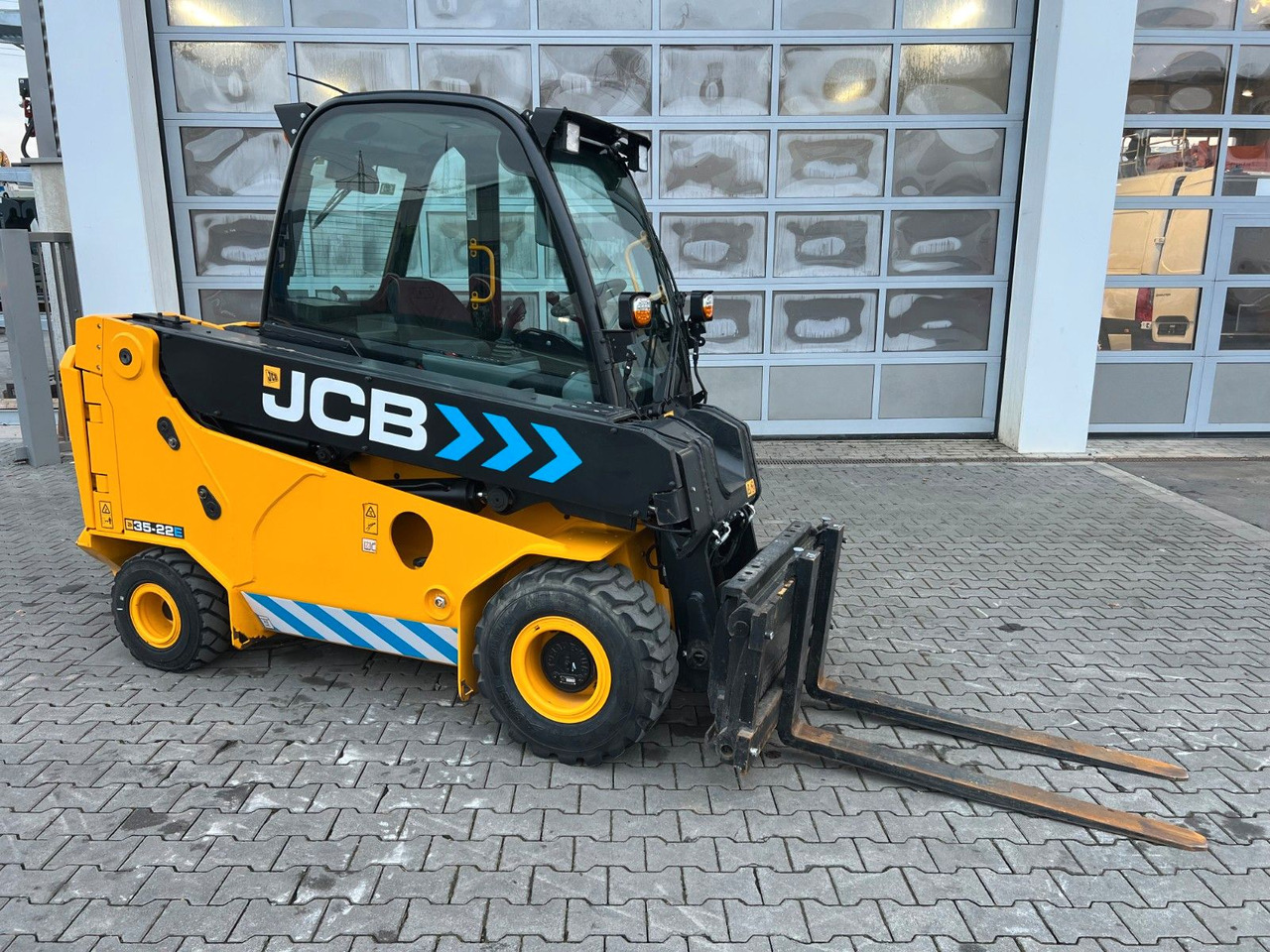 JCB TLT 35-22E Teletruck / nur 131h! / 2022 / SS - Телескопски ракувач: слика 2 JCB TLT 35-22E Teletruck / nur 131h! / 2022 / SS - Телескопски ракувач: слика 2