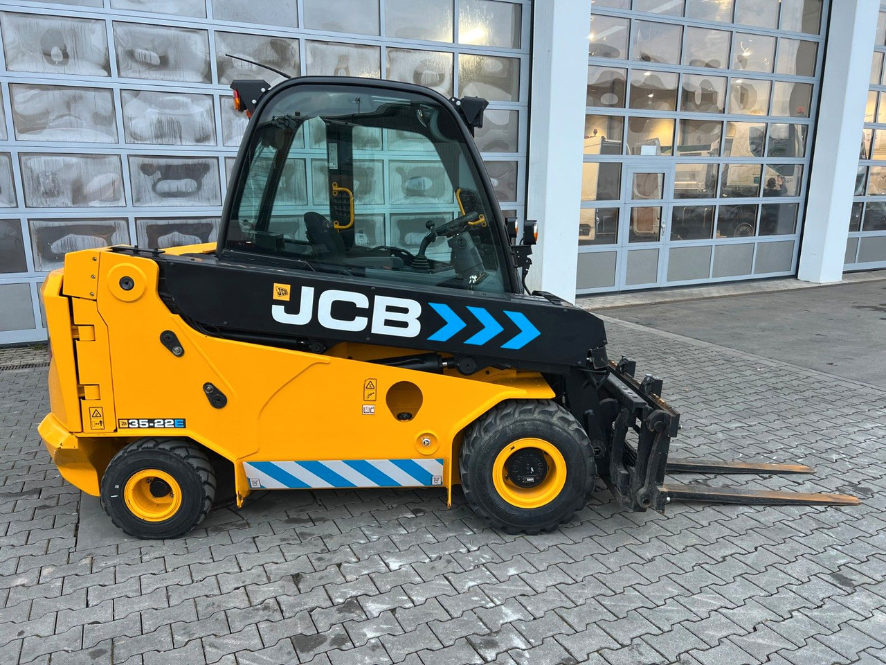 JCB TLT 35-22E Teletruck / nur 131h! / 2022 / SS - Телескопски ракувач: слика 3 JCB TLT 35-22E Teletruck / nur 131h! / 2022 / SS - Телескопски ракувач: слика 3