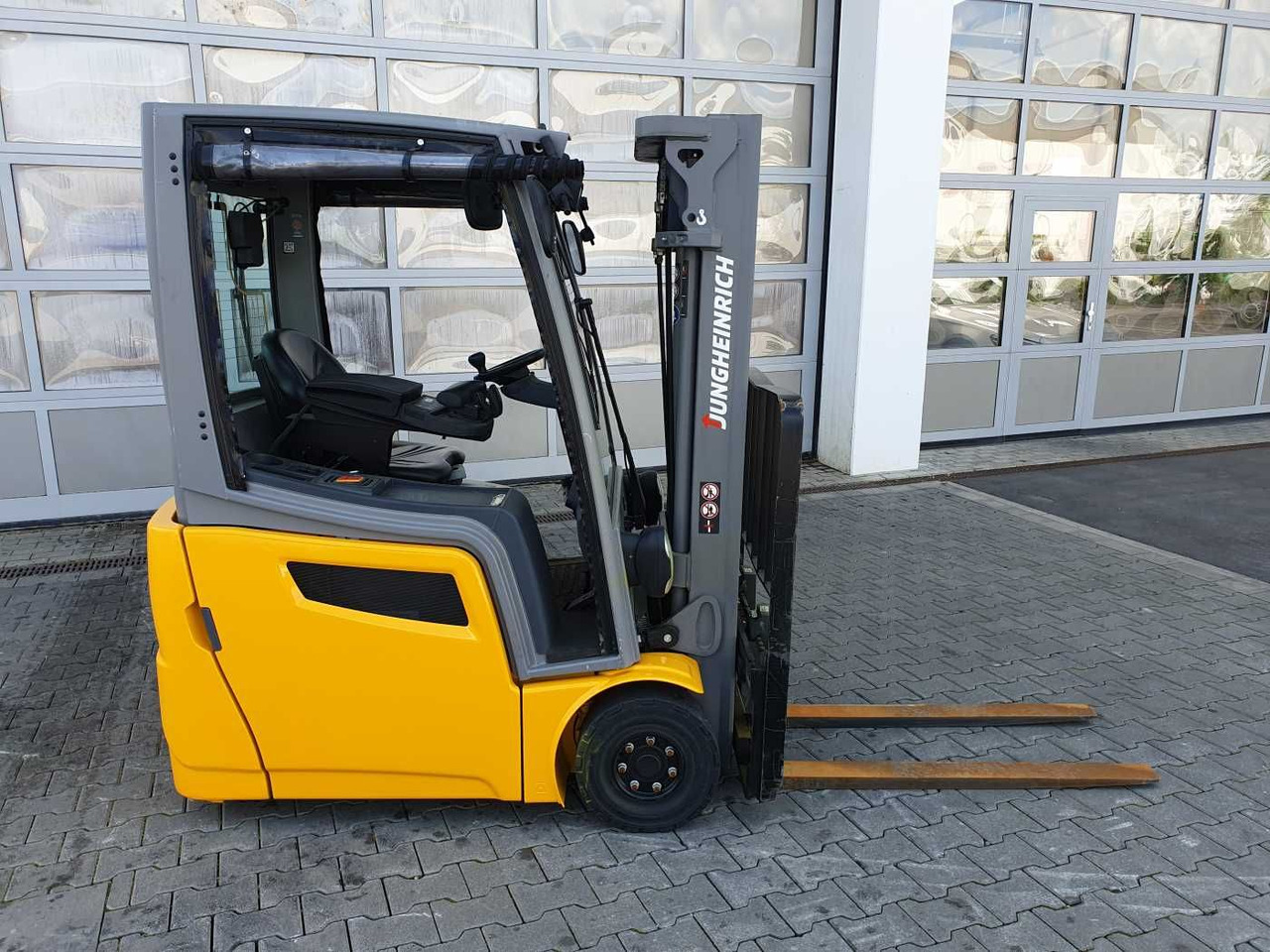 Jungheinrich EFG 215 / Triplex: 4.25m! / SS / nur 3.488h! - Електричен вилушкар: слика 3 Jungheinrich EFG 215 / Triplex: 4.25m! / SS / nur 3.488h! - Електричен вилушкар: слика 3