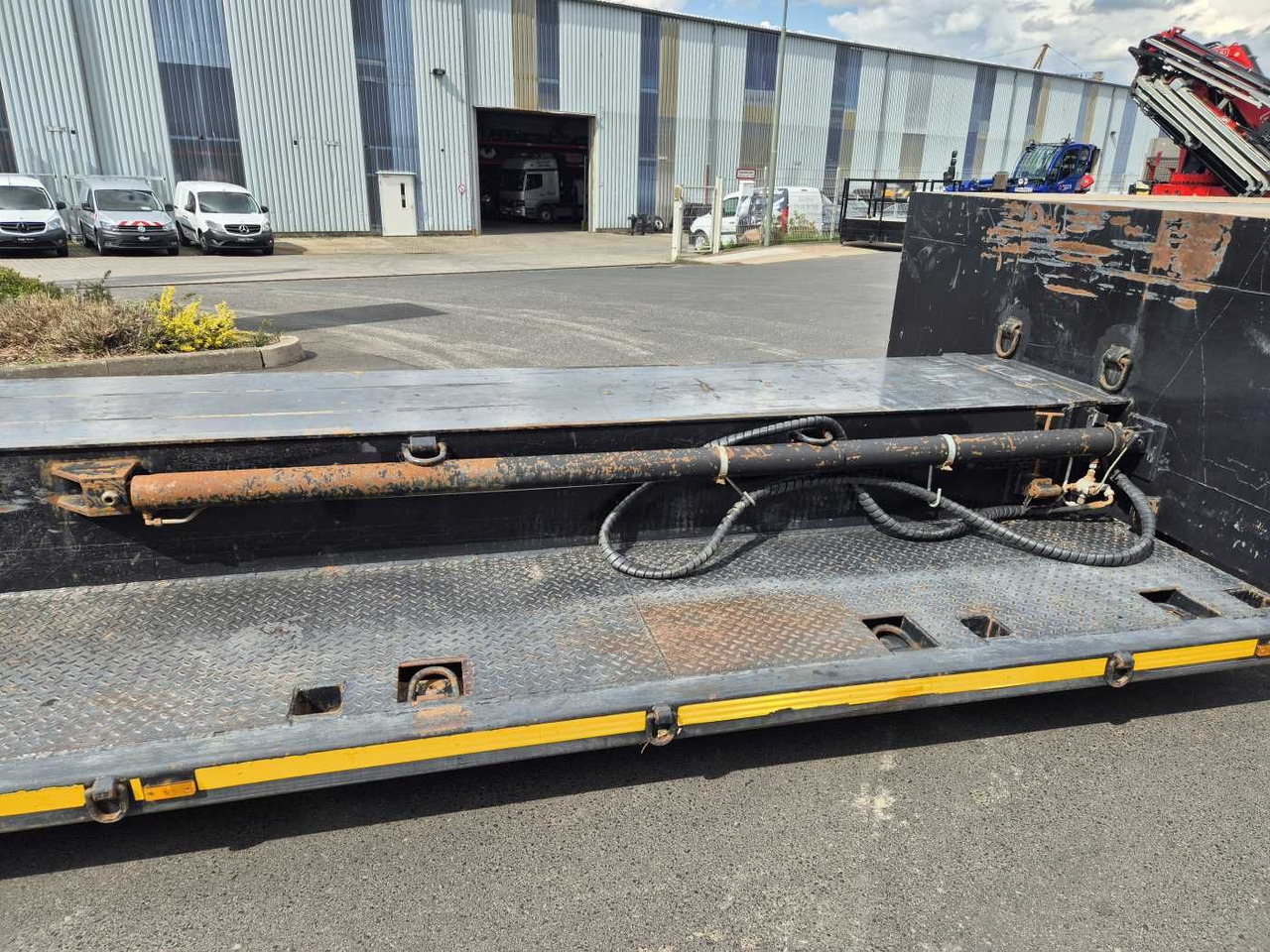 Полуприколка за низок утовар LinTrailers S2A 14 LSDN Teleskopierbar BPW-Achsen 57.000km: слика 11 Полуприколка за низок утовар LinTrailers S2A 14 LSDN Teleskopierbar BPW-Achsen 57.000km: слика 11