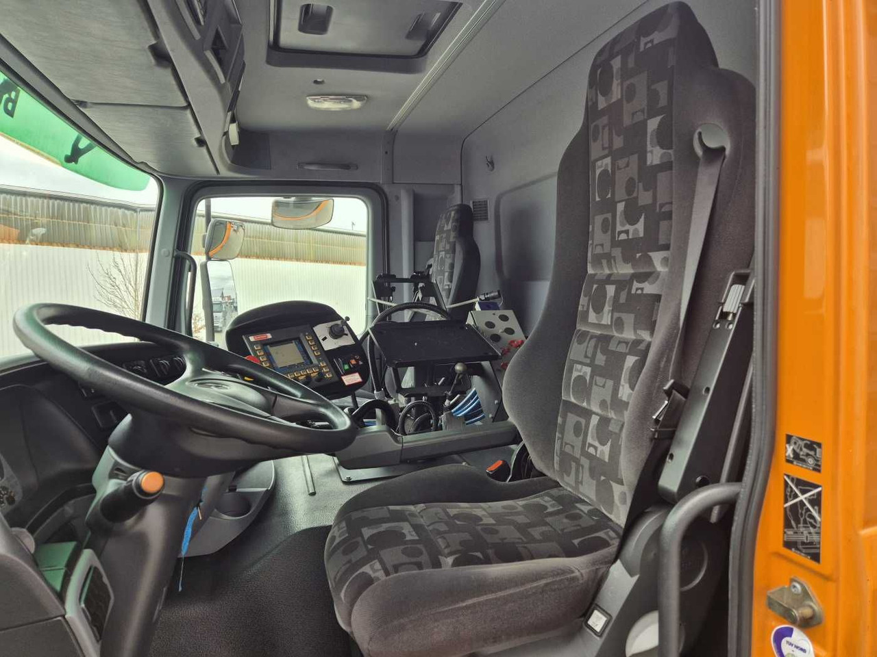 Лизинг на  Mercedes-Benz Actros 2032 A 4x4 Bucher STKF 9500 Airport 30x Mercedes-Benz Actros 2032 A 4x4 Bucher STKF 9500 Airport 30x: слика 10