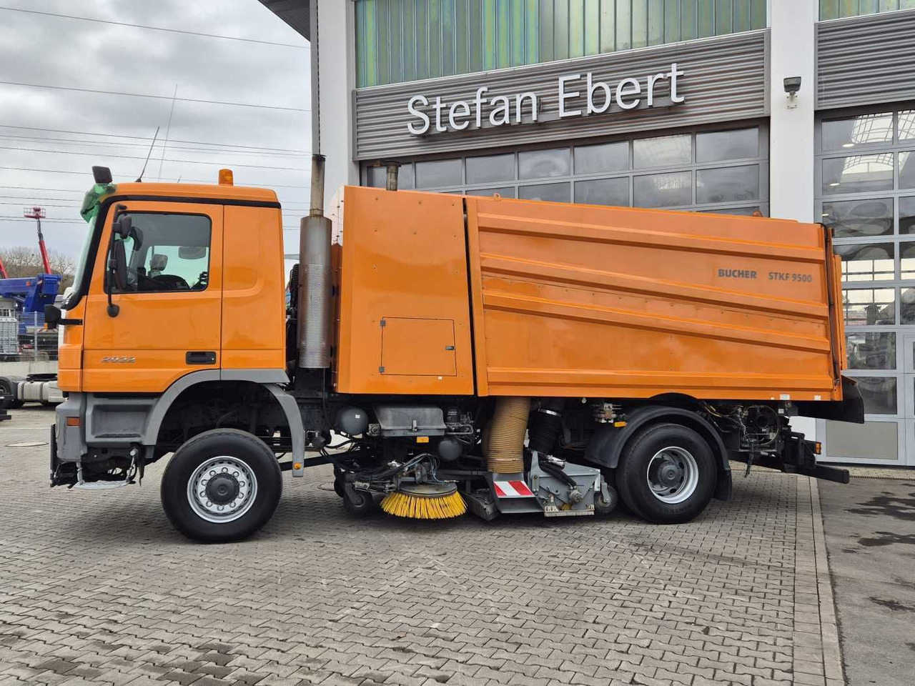 Mercedes-Benz Actros 2032 A 4x4 Bucher STKF 9500 Airport 30x - Возило за метење: слика 5 Mercedes-Benz Actros 2032 A 4x4 Bucher STKF 9500 Airport 30x - Возило за метење: слика 5