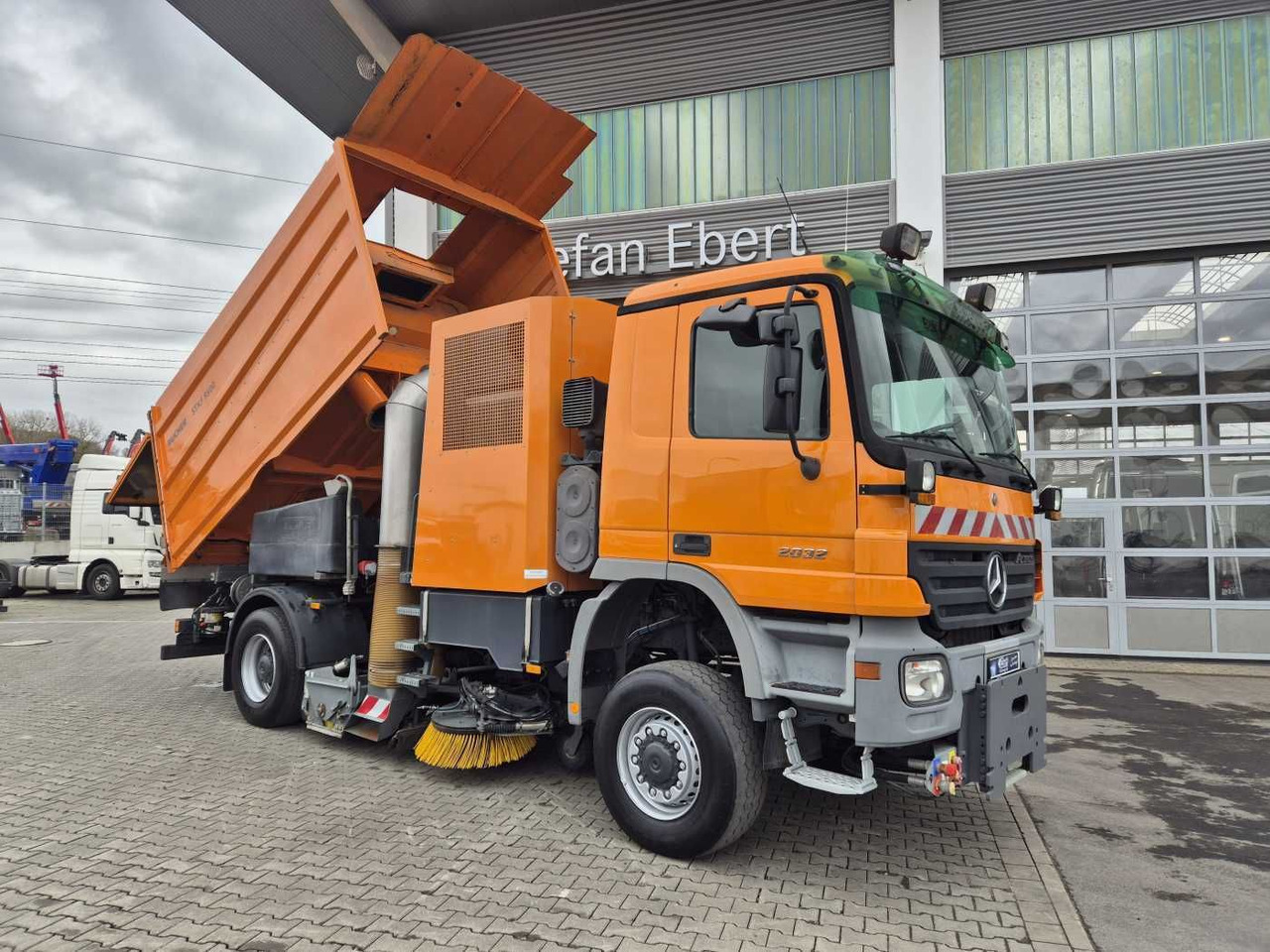 Mercedes-Benz Actros 2032 A 4x4 Bucher STKF 9500 Airport 30x - Возило за метење: слика 2 Mercedes-Benz Actros 2032 A 4x4 Bucher STKF 9500 Airport 30x - Возило за метење: слика 2
