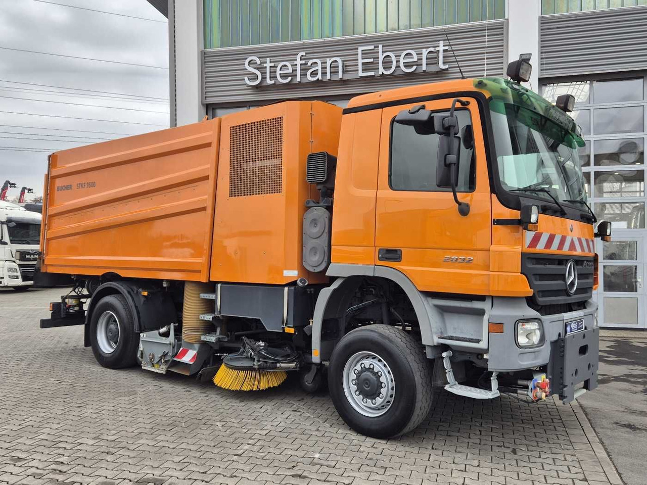 Mercedes-Benz Actros 2032 A 4x4 Bucher STKF 9500 Airport 30x - Возило за метење: слика 4 Mercedes-Benz Actros 2032 A 4x4 Bucher STKF 9500 Airport 30x - Возило за метење: слика 4