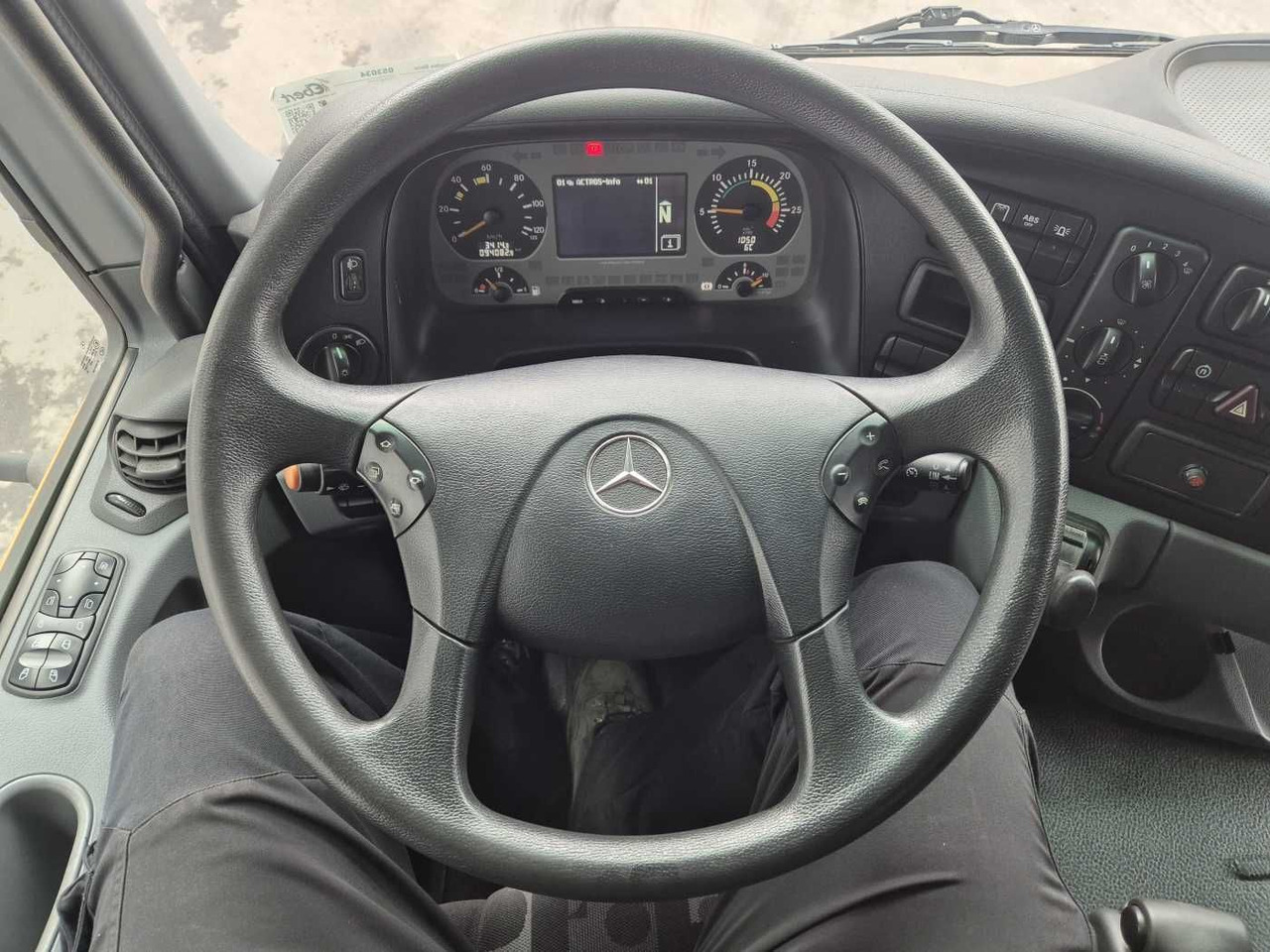 Лизинг на  Mercedes-Benz Actros 2032 A 4x4 Bucher STKF 9500 Airport 30x Mercedes-Benz Actros 2032 A 4x4 Bucher STKF 9500 Airport 30x: слика 12