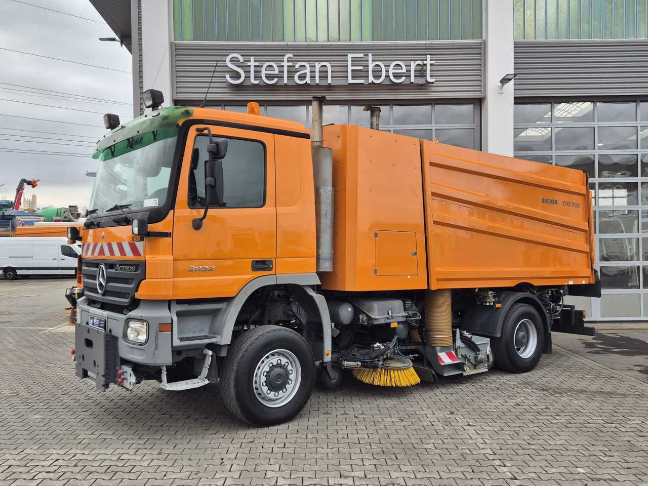 Mercedes-Benz Actros 2032 A 4x4 Bucher STKF 9500 Airport 30x - Возило за метење: слика 3 Mercedes-Benz Actros 2032 A 4x4 Bucher STKF 9500 Airport 30x - Возило за метење: слика 3