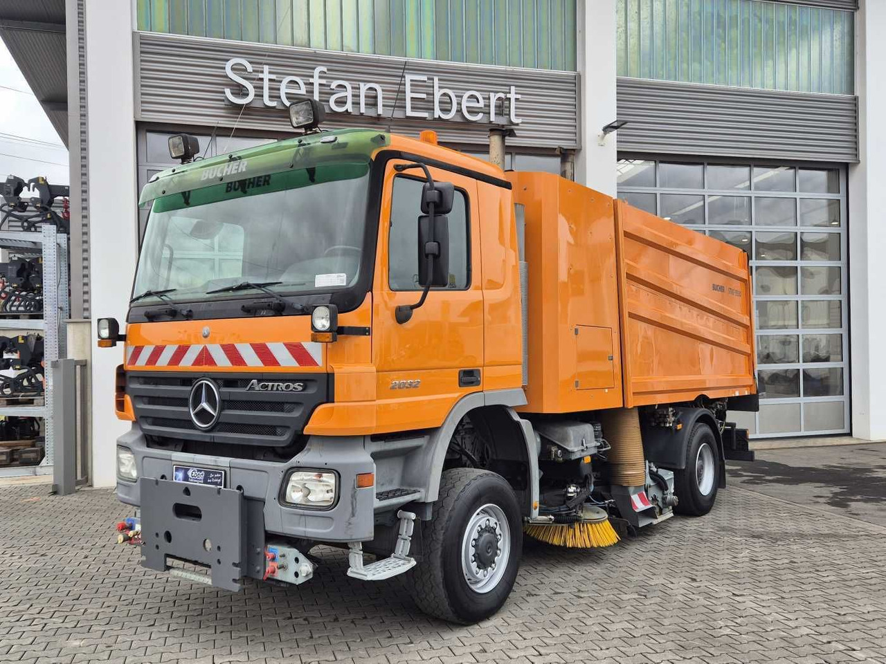 Mercedes-Benz Actros 2032 A 4x4 Bucher STKF 9500 Airport 30x - Возило за метење: слика 1 Mercedes-Benz Actros 2032 A 4x4 Bucher STKF 9500 Airport 30x - Возило за метење: слика 1