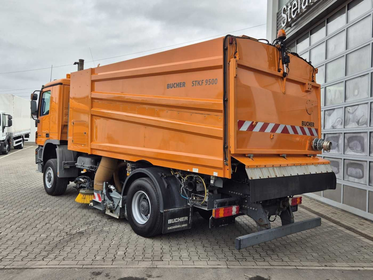 Лизинг на  Mercedes-Benz Actros 2032 A 4x4 Bucher STKF 9500 Airport 30x Mercedes-Benz Actros 2032 A 4x4 Bucher STKF 9500 Airport 30x: слика 15