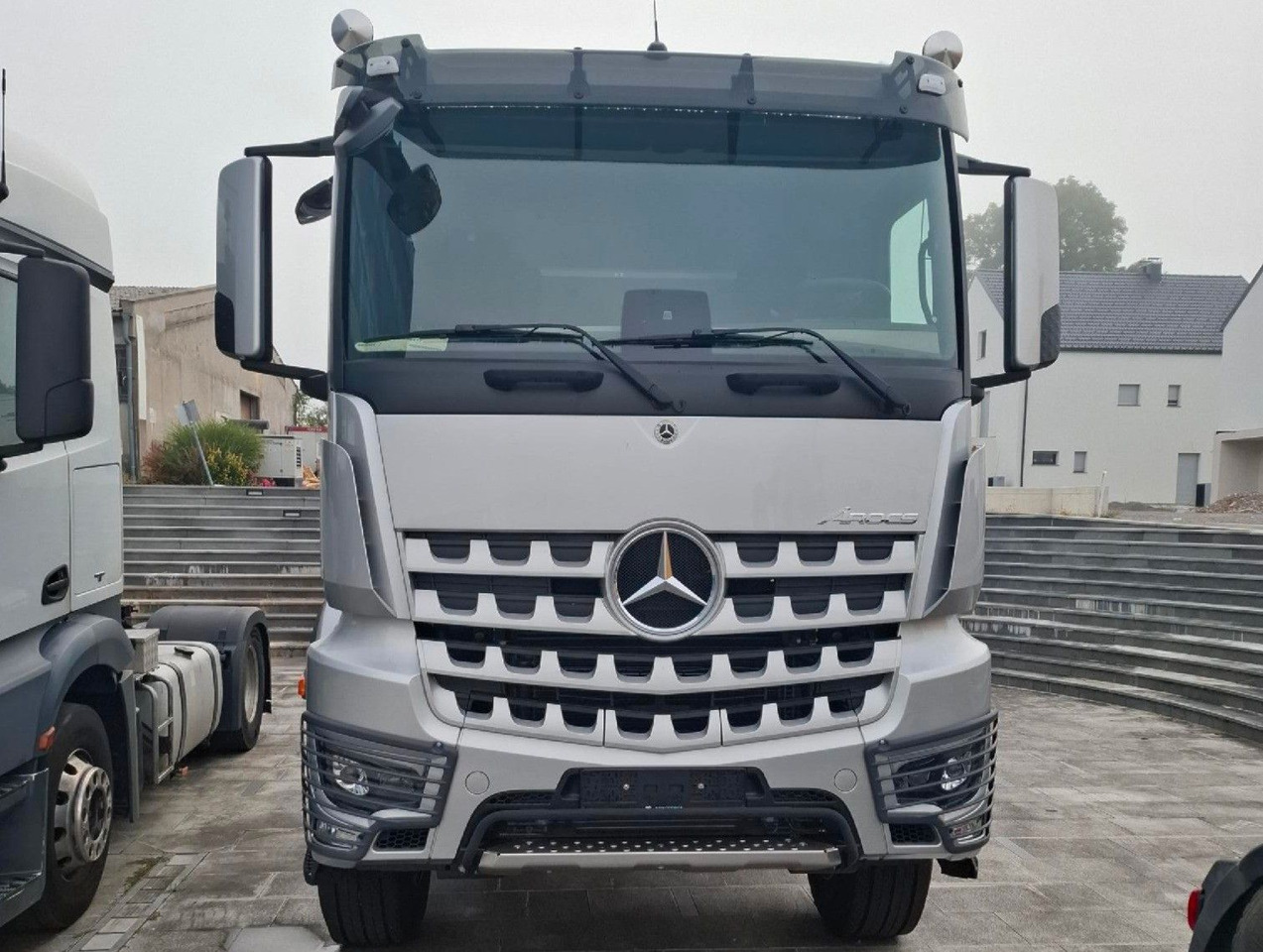 Mercedes-Benz Arocs 4153 8x4 Fahrgestell - Камион со кабинска шасија: слика 2 Mercedes-Benz Arocs 4153 8x4 Fahrgestell - Камион со кабинска шасија: слика 2
