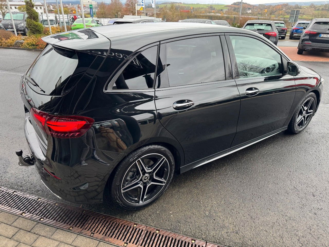 Mercedes-Benz B 200 AMG+AHK+Ambiente+RFK+MBUX+Night - Седан: слика 3 Mercedes-Benz B 200 AMG+AHK+Ambiente+RFK+MBUX+Night - Седан: слика 3