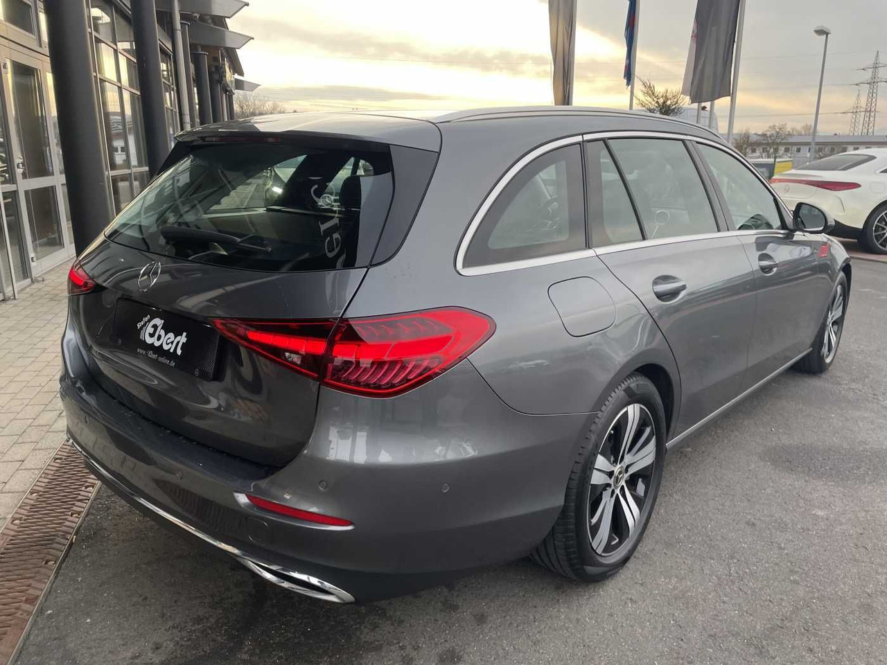 Mercedes-Benz C 180 T 9G AVANTGARDE+R-Kamera +PANO+SHZ+SPIEGEL - Автомобил: слика 4 Mercedes-Benz C 180 T 9G AVANTGARDE+R-Kamera +PANO+SHZ+SPIEGEL - Автомобил: слика 4