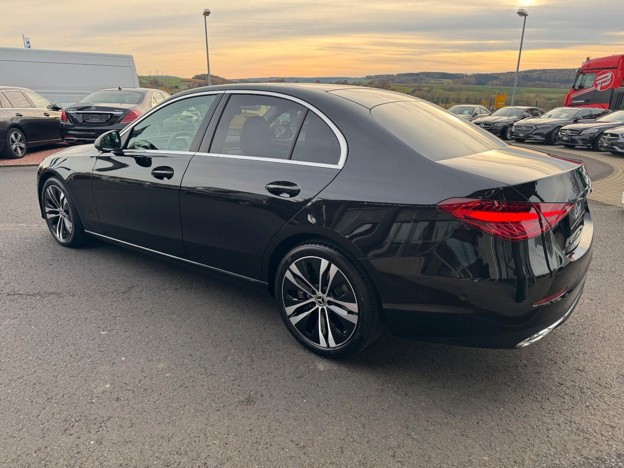 Mercedes-Benz C 220d Avantgarde+Pano+HUD+RFK+TotW+AmbiPrem - Седан: слика 4 Mercedes-Benz C 220d Avantgarde+Pano+HUD+RFK+TotW+AmbiPrem - Седан: слика 4