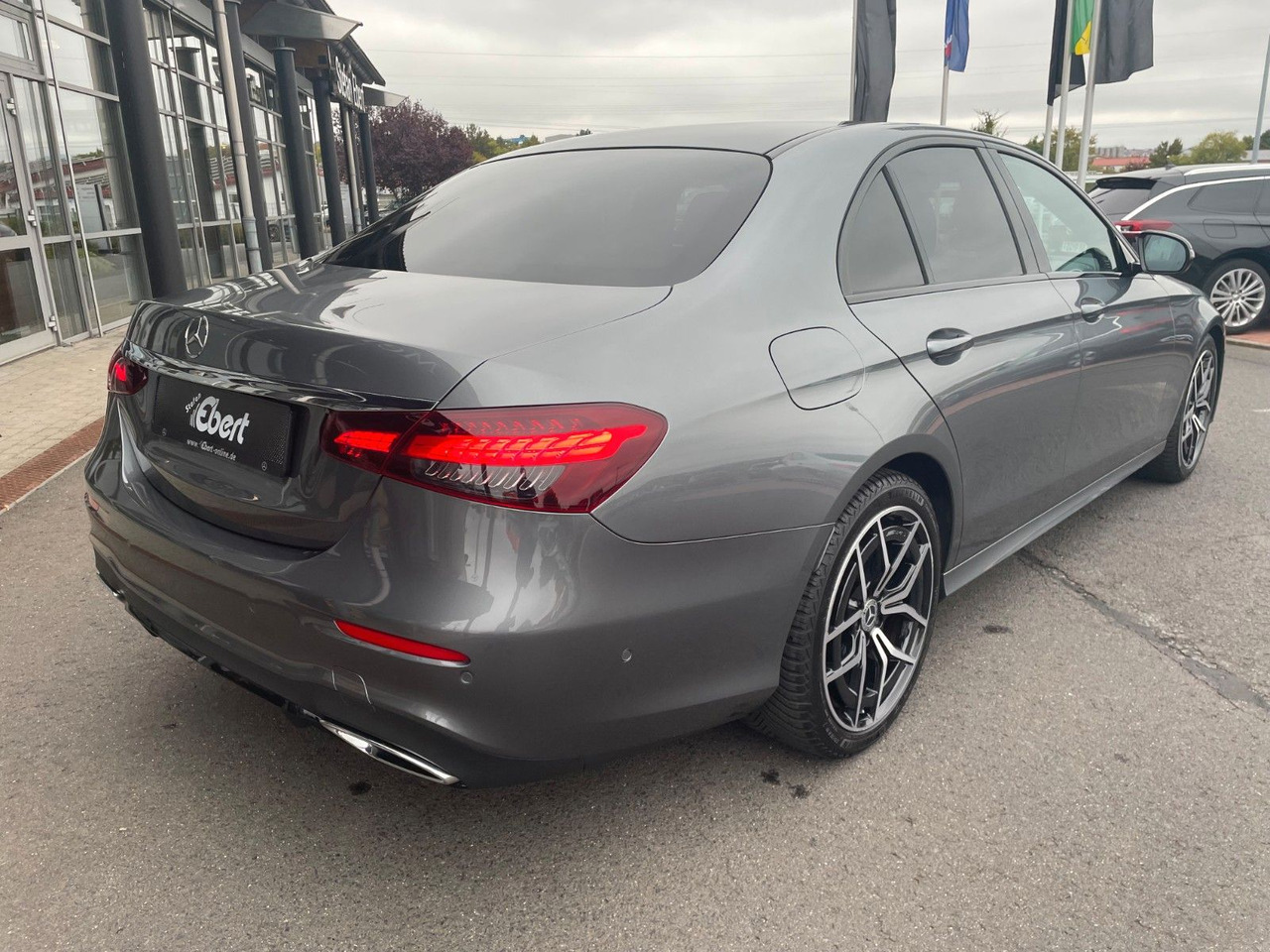 Mercedes-Benz E 220 d AMG+MBeam+Pano+Distr+R-Kamera - Седан: слика 4 Mercedes-Benz E 220 d AMG+MBeam+Pano+Distr+R-Kamera - Седан: слика 4