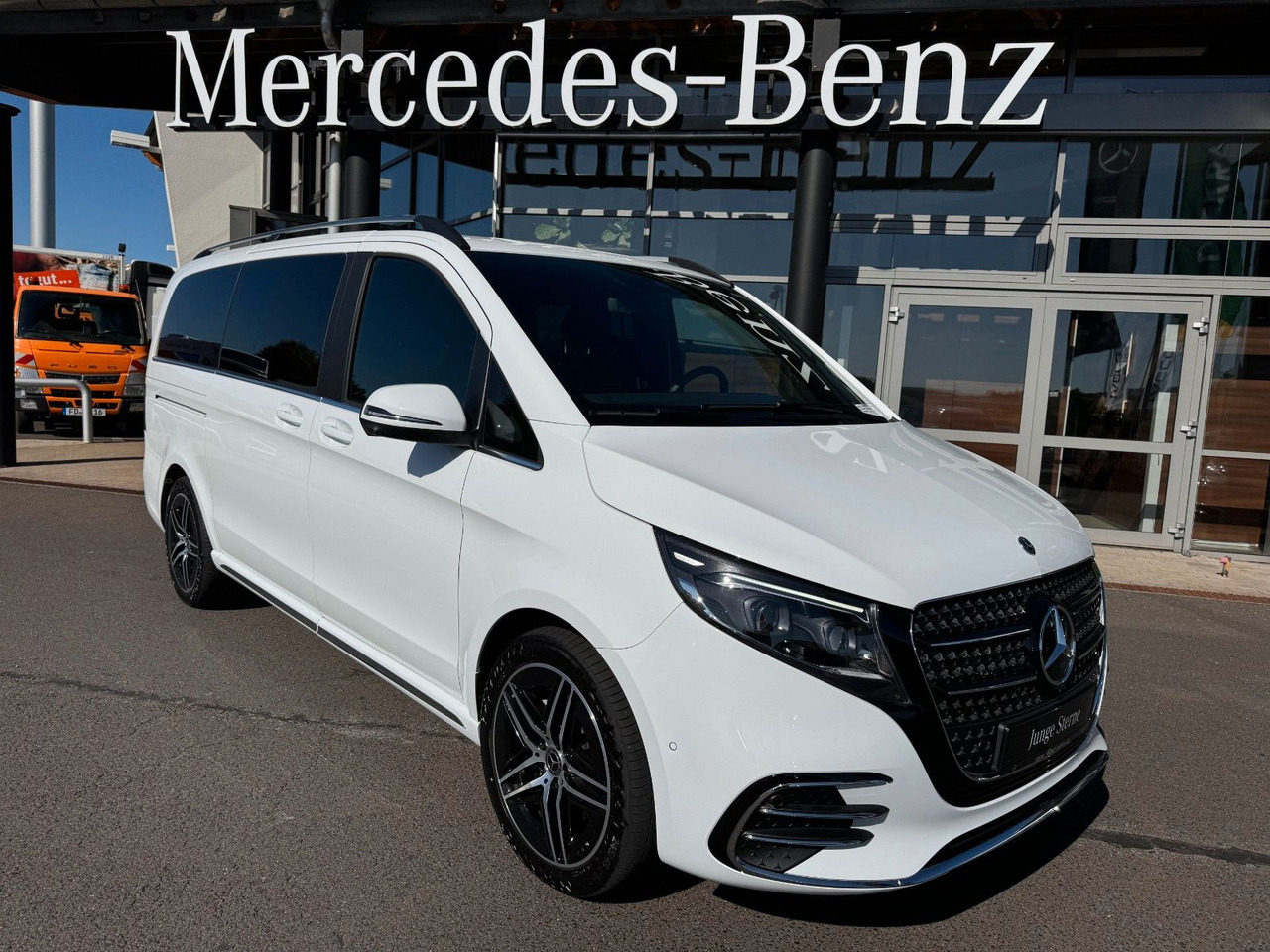 Mercedes-Benz V 300 d 4MATIC EXCLUSIVE AMG Tische AHK2,5to - Караван: слика 1 Mercedes-Benz V 300 d 4MATIC EXCLUSIVE AMG Tische AHK2,5to - Караван: слика 1