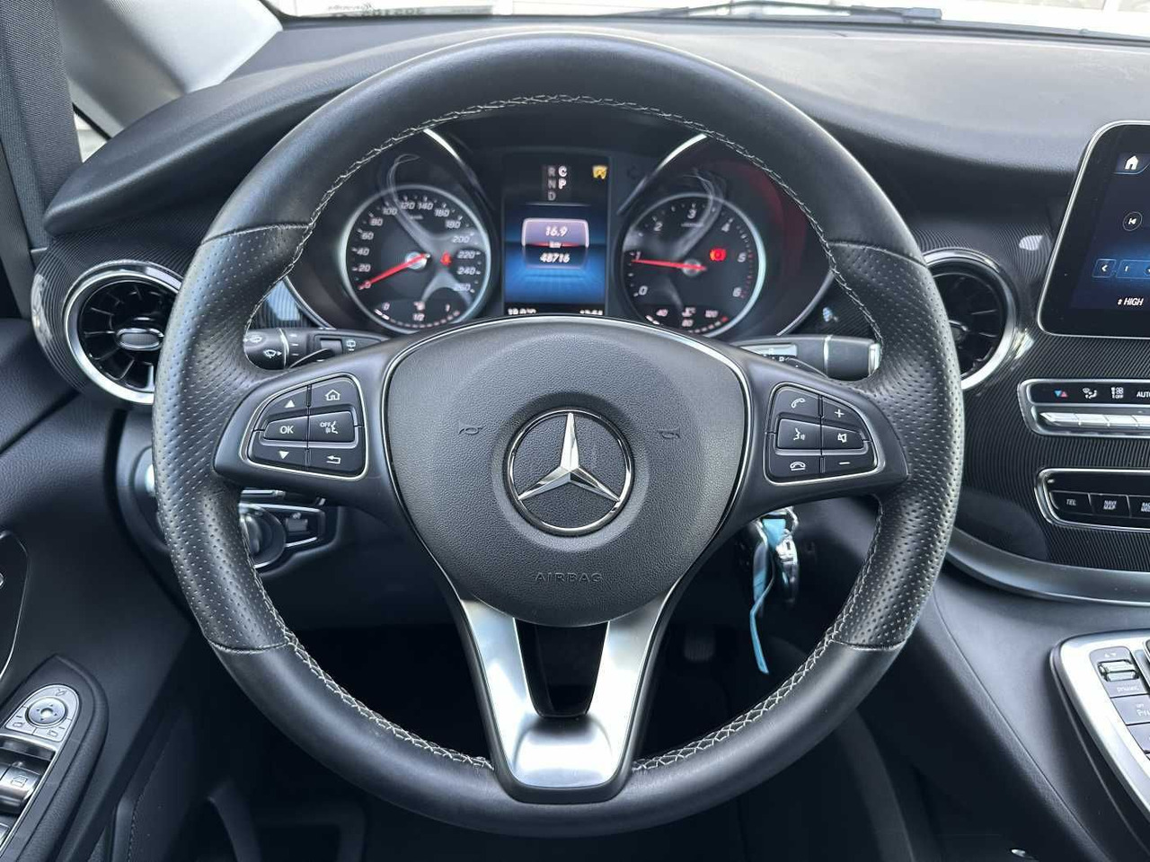 Автомобил Mercedes-Benz V 300 d EDITION 4MATIC DISTRONIC AHK LED Kamera: слика 11 Автомобил Mercedes-Benz V 300 d EDITION 4MATIC DISTRONIC AHK LED Kamera: слика 11