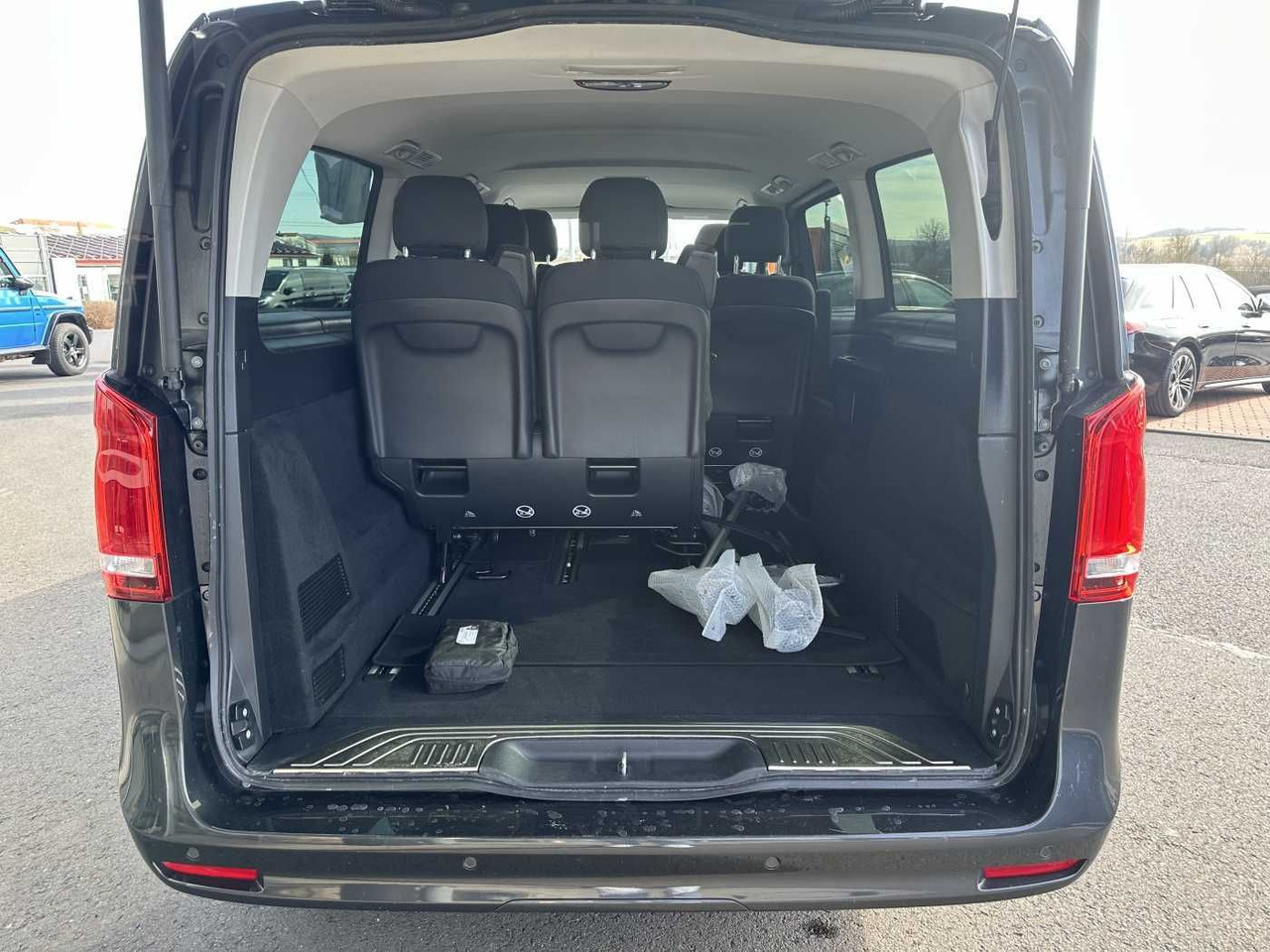 Автомобил Mercedes-Benz V 300 d EDITION 4MATIC DISTRONIC AHK LED Kamera: слика 6 Автомобил Mercedes-Benz V 300 d EDITION 4MATIC DISTRONIC AHK LED Kamera: слика 6