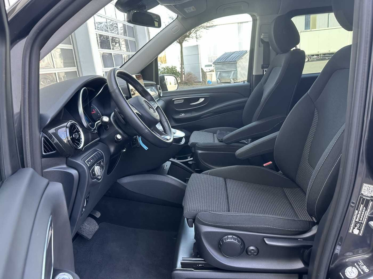 Автомобил Mercedes-Benz V 300 d EDITION 4MATIC DISTRONIC AHK LED Kamera: слика 7 Автомобил Mercedes-Benz V 300 d EDITION 4MATIC DISTRONIC AHK LED Kamera: слика 7