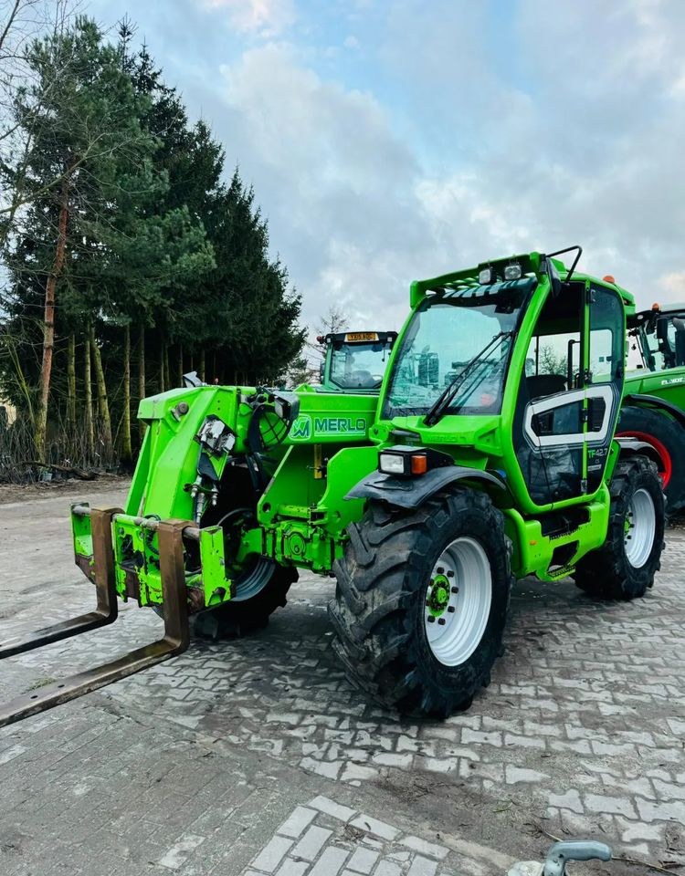 Merlo TF 42.7 CS - Телескопски ракувач: слика 1 Merlo TF 42.7 CS - Телескопски ракувач: слика 1
